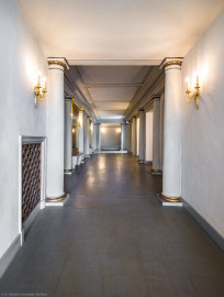 Schloss und Schlossgarten Schwetzingen - Garten - Schlosstheater - Von innen - Erdgeschoss, östliches Foyer - Von Süden - Blick von der zentralen großen Eingangstür im nördlichen Zirkelbau nach Norden in das östliche Foyer; die Tür ist geöffnet, sodass Sonnenlicht in das Foyer fallen kann; auf der linken (westlichen) Seite befindet sich vorne der Zugang zum südlichen Foyer, ganz hinten zum nördlichen Foyer, in der Mitte der zentrale Haupteingang zum Parkett des Zuschauerraums, auf der rechten (östlichen) Seite der Zugang zum ehemaligen Vestibül (Gesamter Bau: Länge x Breite: ca. 62 x 35 Meter; Architekt: Nicolas de Pigage (1723-1796); Bauzeit: 1752-1753, Erweiterung 1762, Sanierung: 1937, Renovierung: 1952, Generalsanierung / Umbau 1971-1974, Restaurierung: 1999-2005) (aufgenommen im September 2025, um die Mittagszeit) Schloss und Schlossgarten Schwetzingen - Garten - Schlosstheater - Von innen - Erdgeschoss, östliches Foyer - Von Süden - Blick von der zentralen großen Eingangstür im nördlichen Zirkelbau nach Norden in das östliche Foyer; die Tür ist geöffnet, sodass Sonnenlicht in das Foyer fallen kann; auf der linken (westlichen) Seite befindet sich vorne der Zugang zum südlichen Foyer, ganz hinten zum nördlichen Foyer, in der Mitte der zentrale Haupteingang zum Parkett des Zuschauerraums, auf der rechten (östlichen) Seite der Zugang zum ehemaligen Vestibül (Gesamter Bau: Länge x Breite: ca. 62 x 35 Meter; Architekt: Nicolas de Pigage (1723-1796); Bauzeit: 1752-1753, Erweiterung 1762, Sanierung: 1937, Renovierung: 1952, Generalsanierung / Umbau 1971-1974, Restaurierung: 1999-2005) (aufgenommen im September 2025, um die Mittagszeit)