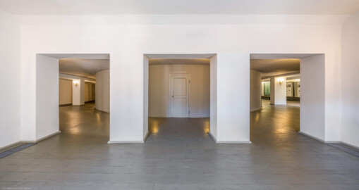 Schloss und Schlossgarten Schwetzingen - Garten - Schlosstheater - Von innen - 1. Obergeschoss (Balkon), östliches Foyer - Von Osten - Blick von der Mitte der Ostwand des östlichen Foyers (im ehemaligen zentralen östlichen Treppenhaus) nach Westen in das östliche Foyer, in das südliche Foyer (links im Hintergrund), das nördliche Foyer (rechts im Hintergrund) sowie auf die Rückwand des Zuschauerraumes (Gesamter Bau: Länge x Breite: ca. 62 x 35 Meter; Architekt: Nicolas de Pigage (1723-1796); Bauzeit: 1752-1753, Erweiterung 1762, Sanierung: 1937, Renovierung: 1952, Generalsanierung / Umbau 1971-1974, Restaurierung: 1999-2005) (aufgenommen im September 2025, am frühen Nachmittag)