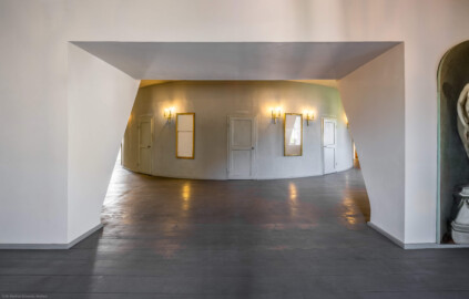 Schloss und Schlossgarten Schwetzingen - Garten - Schlosstheater - Von innen - 2. Obergeschoss (Rang), östliches Foyer - Von Osten - Blick vom zentralen Fenster an der Ostwand des östlichen Foyers (im ehemaligen zentralen östlichen Treppenhaus) in das Foyer und auf die Rückwand des Zuschauerraumes (Gesamter Bau: Länge x Breite: ca. 62 x 35 Meter; Architekt: Nicolas de Pigage (1723-1796); Bauzeit: 1752-1753, Erweiterung 1762, Sanierung: 1937, Renovierung: 1952, Generalsanierung / Umbau 1971-1974, Restaurierung: 1999-2005) (aufgenommen im September 2025, am frühen Nachmittag) Schloss und Schlossgarten Schwetzingen - Garten - Schlosstheater - Von innen - 2. Obergeschoss (Rang), östliches Foyer - Von Osten - Blick vom zentralen Fenster an der Ostwand des östlichen Foyers (im ehemaligen zentralen östlichen Treppenhaus) in das Foyer und auf die Rückwand des Zuschauerraumes (Gesamter Bau: Länge x Breite: ca. 62 x 35 Meter; Architekt: Nicolas de Pigage (1723-1796); Bauzeit: 1752-1753, Erweiterung 1762, Sanierung: 1937, Renovierung: 1952, Generalsanierung / Umbau 1971-1974, Restaurierung: 1999-2005) (aufgenommen im September 2025, am frühen Nachmittag)