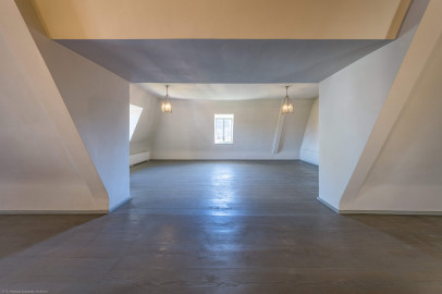 Schloss und Schlossgarten Schwetzingen - Garten - Schlosstheater - Von innen - 2. Obergeschoss (Rang), östliches Foyer - Von Westen - Blick von der Rückwand des Zuschauerraumes nach Osten auf das Foyer und in den Raum des ehemaligen zentralen östlichen Treppenhauses (Gesamter Bau: Länge x Breite: ca. 62 x 35 Meter; Architekt: Nicolas de Pigage (1723-1796); Bauzeit: 1752-1753, Erweiterung 1762, Sanierung: 1937, Renovierung: 1952, Generalsanierung / Umbau 1971-1974, Restaurierung: 1999-2005) (aufgenommen im September 2025, am frühen Nachmittag) Schloss und Schlossgarten Schwetzingen - Garten - Schlosstheater - Von innen - 2. Obergeschoss (Rang), östliches Foyer - Von Westen - Blick von der Rückwand des Zuschauerraumes nach Osten auf das Foyer und in den Raum des ehemaligen zentralen östlichen Treppenhauses (Gesamter Bau: Länge x Breite: ca. 62 x 35 Meter; Architekt: Nicolas de Pigage (1723-1796); Bauzeit: 1752-1753, Erweiterung 1762, Sanierung: 1937, Renovierung: 1952, Generalsanierung / Umbau 1971-1974, Restaurierung: 1999-2005) (aufgenommen im September 2025, am frühen Nachmittag)