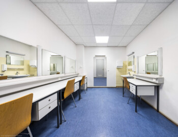 Schloss und Schlossgarten Schwetzingen - Garten - Schlosstheater - Von innen - Erdgeschoss, Südseite - Von Norden - Blick nach Süden in einen der Räume für Darsteller (Umzug und Maske) (Gesamter Bau: Länge x Breite: ca. 62 x 35 Meter; Architekt: Nicolas de Pigage (1723-1796); Bauzeit: 1752-1753, Erweiterung 1762, Sanierung: 1937, Renovierung: 1952, Generalsanierung / Umbau 1971-1974, Restaurierung: 1999-2005) (aufgenommen im September 2025, um die Mittagszeit) Schloss und Schlossgarten Schwetzingen - Garten - Schlosstheater - Von innen - Erdgeschoss, Südseite - Von Norden - Blick nach Süden in einen der Räume für Darsteller (Umzug und Maske) (Gesamter Bau: Länge x Breite: ca. 62 x 35 Meter; Architekt: Nicolas de Pigage (1723-1796); Bauzeit: 1752-1753, Erweiterung 1762, Sanierung: 1937, Renovierung: 1952, Generalsanierung / Umbau 1971-1974, Restaurierung: 1999-2005) (aufgenommen im September 2025, um die Mittagszeit)