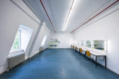 Schloss und Schlossgarten Schwetzingen - Garten - Schlosstheater - Von innen - 2. Obergeschoss, Nordseite - Von Westen - Blick nach Osten in das Einsingzimmer, auch als Garderobe genutzt; zum Einsingen kann ein Klavier in den Raum gestellt werden (Gesamter Bau: Länge x Breite: ca. 62 x 35 Meter; Architekt: Nicolas de Pigage (1723-1796); Bauzeit: 1752-1753, Erweiterung 1762, Sanierung: 1937, Renovierung: 1952, Generalsanierung / Umbau 1971-1974, Restaurierung: 1999-2005) (aufgenommen im Oktober 2025, am späten Vormittag) Schloss und Schlossgarten Schwetzingen - Garten - Schlosstheater - Von innen - 2. Obergeschoss, Nordseite - Von Westen - Blick nach Osten in das Einsingzimmer, auch als Garderobe genutzt; zum Einsingen kann ein Klavier in den Raum gestellt werden (Gesamter Bau: Länge x Breite: ca. 62 x 35 Meter; Architekt: Nicolas de Pigage (1723-1796); Bauzeit: 1752-1753, Erweiterung 1762, Sanierung: 1937, Renovierung: 1952, Generalsanierung / Umbau 1971-1974, Restaurierung: 1999-2005) (aufgenommen im Oktober 2025, am späten Vormittag)