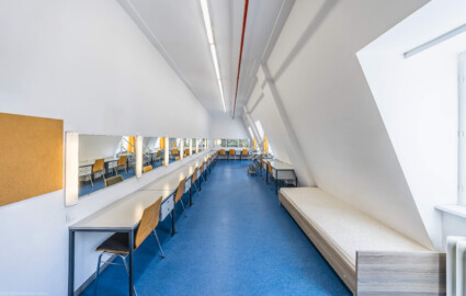 Schloss und Schlossgarten Schwetzingen - Garten - Schlosstheater - Von innen - 2. Obergeschoss, Südseite - Von Westen - Blick nach Osten in einen der Räume für Darsteller (Garderobe); rechts der Bildmitte eine kleine Treppe, die zu einem Notausstiegsfenster führt (Gesamter Bau: Länge x Breite: ca. 62 x 35 Meter; Architekt: Nicolas de Pigage (1723-1796); Bauzeit: 1752-1753, Erweiterung 1762, Sanierung: 1937, Renovierung: 1952, Generalsanierung / Umbau 1971-1974, Restaurierung: 1999-2005) (aufgenommen im Oktober 2025, um die Mittagszeit) Schloss und Schlossgarten Schwetzingen - Garten - Schlosstheater - Von innen - 2. Obergeschoss, Südseite - Von Westen - Blick nach Osten in einen der Räume für Darsteller (Garderobe); rechts der Bildmitte eine kleine Treppe, die zu einem Notausstiegsfenster führt (Gesamter Bau: Länge x Breite: ca. 62 x 35 Meter; Architekt: Nicolas de Pigage (1723-1796); Bauzeit: 1752-1753, Erweiterung 1762, Sanierung: 1937, Renovierung: 1952, Generalsanierung / Umbau 1971-1974, Restaurierung: 1999-2005) (aufgenommen im Oktober 2025, um die Mittagszeit)
