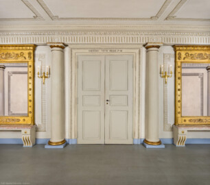 Schloss und Schlossgarten Schwetzingen - Garten - Schlosstheater - Von innen - Erdgeschoss, östliches Foyer - Von Osten - Blick vom ehemaligen Vestibül (dem ehemaligen zentralen östlichen Treppenhaus) nach Westen auf den zentralen Haupteingang zum Parterre (Gesamter Bau: Länge x Breite: ca. 62 x 35 Meter; Architekt: Nicolas de Pigage (1723-1796); Bauzeit: 1752-1753, Erweiterung 1762, Sanierung: 1937, Renovierung: 1952, Generalsanierung / Umbau 1971-1974, Restaurierung: 1999-2005) (aufgenommen im Oktober 2025, am frühen Nachmittag)