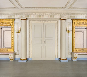Schloss und Schlossgarten Schwetzingen - Garten - Schlosstheater - Von innen - Erdgeschoss, östliches Foyer - Von Osten - Blick vom ehemaligen Vestibül (dem ehemaligen zentralen östlichen Treppenhaus) nach Westen auf den zentralen Haupteingang zum Parterre (Gesamter Bau: Länge x Breite: ca. 62 x 35 Meter; Architekt: Nicolas de Pigage (1723-1796); Bauzeit: 1752-1753, Erweiterung 1762, Sanierung: 1937, Renovierung: 1952, Generalsanierung / Umbau 1971-1974, Restaurierung: 1999-2005) (aufgenommen im Oktober 2025, am frühen Nachmittag) Schloss und Schlossgarten Schwetzingen - Garten - Schlosstheater - Von innen - Erdgeschoss, östliches Foyer - Von Osten - Blick vom ehemaligen Vestibül (dem ehemaligen zentralen östlichen Treppenhaus) nach Westen auf den zentralen Haupteingang zum Parterre (Gesamter Bau: Länge x Breite: ca. 62 x 35 Meter; Architekt: Nicolas de Pigage (1723-1796); Bauzeit: 1752-1753, Erweiterung 1762, Sanierung: 1937, Renovierung: 1952, Generalsanierung / Umbau 1971-1974, Restaurierung: 1999-2005) (aufgenommen im Oktober 2025, am frühen Nachmittag)