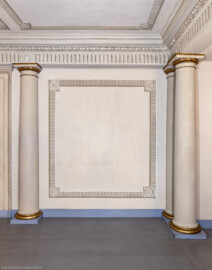 Schloss und Schlossgarten Schwetzingen - Garten - Schlosstheater - Von innen - Erdgeschoss, östliches Foyer - Von Westen - Blick vom südlichen Foyer nach Osten auf eine Wandfläche südlich des ehemaligen Vestibüls (des ehemaligen zentralen östlichen Treppenhauses) (Gesamter Bau: Länge x Breite: ca. 62 x 35 Meter; Architekt: Nicolas de Pigage (1723-1796); Bauzeit: 1752-1753, Erweiterung 1762, Sanierung: 1937, Renovierung: 1952, Generalsanierung / Umbau 1971-1974, Restaurierung: 1999-2005) (aufgenommen im Oktober 2025, am frühen Nachmittag)
