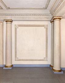 Schloss und Schlossgarten Schwetzingen - Garten - Schlosstheater - Von innen - Erdgeschoss, östliches Foyer - Von Westen - Blick vom südlichen Foyer nach Osten auf eine Wandfläche südlich des ehemaligen Vestibüls (des ehemaligen zentralen östlichen Treppenhauses) (Gesamter Bau: Länge x Breite: ca. 62 x 35 Meter; Architekt: Nicolas de Pigage (1723-1796); Bauzeit: 1752-1753, Erweiterung 1762, Sanierung: 1937, Renovierung: 1952, Generalsanierung / Umbau 1971-1974, Restaurierung: 1999-2005) (aufgenommen im Oktober 2025, am frühen Nachmittag) Schloss und Schlossgarten Schwetzingen - Garten - Schlosstheater - Von innen - Erdgeschoss, östliches Foyer - Von Westen - Blick vom südlichen Foyer nach Osten auf eine Wandfläche südlich des ehemaligen Vestibüls (des ehemaligen zentralen östlichen Treppenhauses) (Gesamter Bau: Länge x Breite: ca. 62 x 35 Meter; Architekt: Nicolas de Pigage (1723-1796); Bauzeit: 1752-1753, Erweiterung 1762, Sanierung: 1937, Renovierung: 1952, Generalsanierung / Umbau 1971-1974, Restaurierung: 1999-2005) (aufgenommen im Oktober 2025, am frühen Nachmittag)