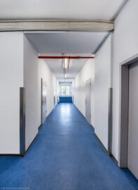 Schloss und Schlossgarten Schwetzingen - Garten - Schlosstheater - Von innen - Untergeschoss - Von Osten - Blick vom westlichen Eingang zur Unterbühne nach Osten auf den Mittelgang im Untergeschoss und auf den zentralen westlichen Eingang zum Theater (Gesamter Bau: Länge x Breite: ca. 62 x 35 Meter; Architekt: Nicolas de Pigage (1723-1796); Bauzeit: 1752-1753, Erweiterung 1762, Sanierung: 1937, Renovierung: 1952, Generalsanierung / Umbau 1971-1974, Restaurierung: 1999-2005) (aufgenommen im Oktober 2025, am Nachmittag) Schloss und Schlossgarten Schwetzingen - Garten - Schlosstheater - Von innen - Untergeschoss - Von Osten - Blick vom westlichen Eingang zur Unterbühne nach Osten auf den Mittelgang im Untergeschoss und auf den zentralen westlichen Eingang zum Theater (Gesamter Bau: Länge x Breite: ca. 62 x 35 Meter; Architekt: Nicolas de Pigage (1723-1796); Bauzeit: 1752-1753, Erweiterung 1762, Sanierung: 1937, Renovierung: 1952, Generalsanierung / Umbau 1971-1974, Restaurierung: 1999-2005) (aufgenommen im Oktober 2025, am Nachmittag)