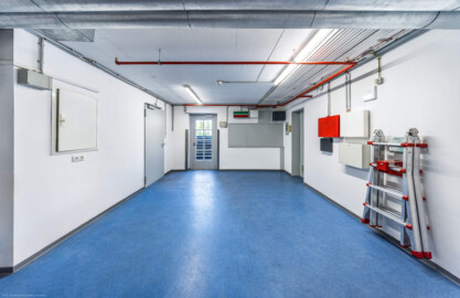 Schloss und Schlossgarten Schwetzingen - Garten - Schlosstheater - Von innen - Untergeschoss - Von Osten - Blick von der Tür zum Fahrstuhl im Untergeschoss nach Westen zum nordwestlichen Eingang zum Theater; die Tür links führt in das westliche Treppenhaus (Gesamter Bau: Länge x Breite: ca. 62 x 35 Meter; Architekt: Nicolas de Pigage (1723-1796); Bauzeit: 1752-1753, Erweiterung 1762, Sanierung: 1937, Renovierung: 1952, Generalsanierung / Umbau 1971-1974, Restaurierung: 1999-2005) (aufgenommen im Oktober 2025, am Nachmittag) Schloss und Schlossgarten Schwetzingen - Garten - Schlosstheater - Von innen - Untergeschoss - Von Osten - Blick von der Tür zum Fahrstuhl im Untergeschoss nach Westen zum nordwestlichen Eingang zum Theater; die Tür links führt in das westliche Treppenhaus (Gesamter Bau: Länge x Breite: ca. 62 x 35 Meter; Architekt: Nicolas de Pigage (1723-1796); Bauzeit: 1752-1753, Erweiterung 1762, Sanierung: 1937, Renovierung: 1952, Generalsanierung / Umbau 1971-1974, Restaurierung: 1999-2005) (aufgenommen im Oktober 2025, am Nachmittag)