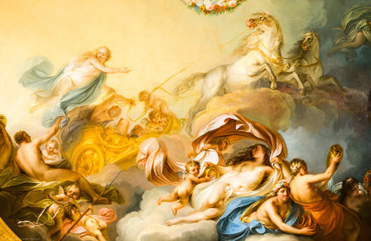 Schloss und Schlossgarten Schwetzingen - Garten - Badhaus - Von innen - Ovalsaal - Deckengemälde - Von unten - Ausschnitt aus dem Deckengemälde "Aurora vertreibt die Nacht"; links oben Aurora auf goldenem Wagen, von zwei weißen Sonnenpferden gezogen, links unten Uranus, darunter Putti mit Jagdhorn und Lanze, mitte unten Tauschwestern, aus goldenen Gefäßen den Tau spendend (Maler: Nicolas Guibal (1725-1784); Datierung: 1772; Signaturen: links unten "N. Guibal Lotharingus inv et fecit 1772" und rechts unten "N. Guibal Lotharingus invenit et pinxit 1772"; Öl auf Leinwand, mit vergoldeten Eichenlaubkranz eingefasst; Restaurierungen: 1890, 1949, 2006) (Gesamter Bau: Länge x Breite ca. 18 x 14 Meter, Höhe ca. 10 Meter; Architekt: Nicolas de Pigage (1723-1796); Bauzeit: 1768-1772; Gesamtinstandsetzung innen und außen: 1999-2006) (aufgenommen im Oktober 2025, am Nachmittag) Schloss und Schlossgarten Schwetzingen - Garten - Badhaus - Von innen - Ovalsaal - Deckengemälde - Von unten - Ausschnitt aus dem Deckengemälde "Aurora vertreibt die Nacht"; links oben Aurora auf goldenem Wagen, von zwei weißen Sonnenpferden gezogen, links unten Uranus, darunter Putti mit Jagdhorn und Lanze, mitte unten Tauschwestern, aus goldenen Gefäßen den Tau spendend (Maler: Nicolas Guibal (1725-1784); Datierung: 1772; Signaturen: links unten "N. Guibal Lotharingus inv et fecit 1772" und rechts unten "N. Guibal Lotharingus invenit et pinxit 1772"; Öl auf Leinwand, mit vergoldeten Eichenlaubkranz eingefasst; Restaurierungen: 1890, 1949, 2006) (Gesamter Bau: Länge x Breite ca. 18 x 14 Meter, Höhe ca. 10 Meter; Architekt: Nicolas de Pigage (1723-1796); Bauzeit: 1768-1772; Gesamtinstandsetzung innen und außen: 1999-2006) (aufgenommen im Oktober 2025, am Nachmittag)