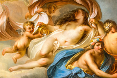 Schloss und Schlossgarten Schwetzingen - Garten - Badhaus - Von innen - Ovalsaal - Deckengemälde - Von unten - Ausschnitt aus dem Deckengemälde "Aurora vertreibt die Nacht"; Tauschwestern und Putti (Maler: Nicolas Guibal (1725-1784); Datierung: 1772; Signaturen: links unten "N. Guibal Lotharingus inv et fecit 1772" und rechts unten "N. Guibal Lotharingus invenit et pinxit 1772"; Öl auf Leinwand, mit vergoldeten Eichenlaubkranz eingefasst; Restaurierungen: 1890, 1949, 2006) (Gesamter Bau: Länge x Breite ca. 18 x 14 Meter, Höhe ca. 10 Meter; Architekt: Nicolas de Pigage (1723-1796); Bauzeit: 1768-1772; Gesamtinstandsetzung innen und außen: 1999-2006) (aufgenommen im Oktober 2025, am Nachmittag) Schloss und Schlossgarten Schwetzingen - Garten - Badhaus - Von innen - Ovalsaal - Deckengemälde - Von unten - Ausschnitt aus dem Deckengemälde "Aurora vertreibt die Nacht"; Tauschwestern und Putti (Maler: Nicolas Guibal (1725-1784); Datierung: 1772; Signaturen: links unten "N. Guibal Lotharingus inv et fecit 1772" und rechts unten "N. Guibal Lotharingus invenit et pinxit 1772"; Öl auf Leinwand, mit vergoldeten Eichenlaubkranz eingefasst; Restaurierungen: 1890, 1949, 2006) (Gesamter Bau: Länge x Breite ca. 18 x 14 Meter, Höhe ca. 10 Meter; Architekt: Nicolas de Pigage (1723-1796); Bauzeit: 1768-1772; Gesamtinstandsetzung innen und außen: 1999-2006) (aufgenommen im Oktober 2025, am Nachmittag)