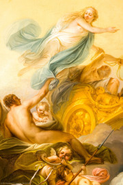 Schloss und Schlossgarten Schwetzingen - Garten - Badhaus - Von innen - Ovalsaal - Deckengemälde - Von unten - Ausschnitt aus dem Deckengemälde "Aurora vertreibt die Nacht"; oben Aurora, links Uranus, unten Putti mit Jagdhorn und Lanze (Maler: Nicolas Guibal (1725-1784); Datierung: 1772; Signaturen: links unten "N. Guibal Lotharingus inv et fecit 1772" und rechts unten "N. Guibal Lotharingus invenit et pinxit 1772"; Öl auf Leinwand, mit vergoldeten Eichenlaubkranz eingefasst; Restaurierungen: 1890, 1949, 2006) (Gesamter Bau: Länge x Breite ca. 18 x 14 Meter, Höhe ca. 10 Meter; Architekt: Nicolas de Pigage (1723-1796); Bauzeit: 1768-1772; Gesamtinstandsetzung innen und außen: 1999-2006) (aufgenommen im Oktober 2025, am späten Nachmittag) Schloss und Schlossgarten Schwetzingen - Garten - Badhaus - Von innen - Ovalsaal - Deckengemälde - Von unten - Ausschnitt aus dem Deckengemälde "Aurora vertreibt die Nacht"; oben Aurora, links Uranus, unten Putti mit Jagdhorn und Lanze (Maler: Nicolas Guibal (1725-1784); Datierung: 1772; Signaturen: links unten "N. Guibal Lotharingus inv et fecit 1772" und rechts unten "N. Guibal Lotharingus invenit et pinxit 1772"; Öl auf Leinwand, mit vergoldeten Eichenlaubkranz eingefasst; Restaurierungen: 1890, 1949, 2006) (Gesamter Bau: Länge x Breite ca. 18 x 14 Meter, Höhe ca. 10 Meter; Architekt: Nicolas de Pigage (1723-1796); Bauzeit: 1768-1772; Gesamtinstandsetzung innen und außen: 1999-2006) (aufgenommen im Oktober 2025, am späten Nachmittag)