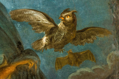 Schloss und Schlossgarten Schwetzingen - Garten - Badhaus - Von innen - Ovalsaal - Deckengemälde - Von unten - Ausschnitt aus dem Deckengemälde "Aurora vertreibt die Nacht"; am rechten Bildrand: Eule und Fledermaus (Maler: Nicolas Guibal (1725-1784); Datierung: 1772; Signaturen: links unten "N. Guibal Lotharingus inv et fecit 1772" und rechts unten "N. Guibal Lotharingus invenit et pinxit 1772"; Öl auf Leinwand, mit vergoldeten Eichenlaubkranz eingefasst; Restaurierungen: 1890, 1949, 2006) (Gesamter Bau: Länge x Breite ca. 18 x 14 Meter, Höhe ca. 10 Meter; Architekt: Nicolas de Pigage (1723-1796); Bauzeit: 1768-1772; Gesamtinstandsetzung innen und außen: 1999-2006) (aufgenommen im Oktober 2025, am späten Nachmittag) Schloss und Schlossgarten Schwetzingen - Garten - Badhaus - Von innen - Ovalsaal - Deckengemälde - Von unten - Ausschnitt aus dem Deckengemälde "Aurora vertreibt die Nacht"; am rechten Bildrand: Eule und Fledermaus (Maler: Nicolas Guibal (1725-1784); Datierung: 1772; Signaturen: links unten "N. Guibal Lotharingus inv et fecit 1772" und rechts unten "N. Guibal Lotharingus invenit et pinxit 1772"; Öl auf Leinwand, mit vergoldeten Eichenlaubkranz eingefasst; Restaurierungen: 1890, 1949, 2006) (Gesamter Bau: Länge x Breite ca. 18 x 14 Meter, Höhe ca. 10 Meter; Architekt: Nicolas de Pigage (1723-1796); Bauzeit: 1768-1772; Gesamtinstandsetzung innen und außen: 1999-2006) (aufgenommen im Oktober 2025, am späten Nachmittag)