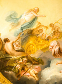 Schloss und Schlossgarten Schwetzingen - Garten - Badhaus - Von innen - Ovalsaal - Deckengemälde - Von unten - Ausschnitt aus dem Deckengemälde "Aurora vertreibt die Nacht"; oben Aurora, links Uranus, unten Putti mit Jagdhorn und Lanze (Maler: Nicolas Guibal (1725-1784); Datierung: 1772; Signaturen: links unten "N. Guibal Lotharingus inv et fecit 1772" und rechts unten "N. Guibal Lotharingus invenit et pinxit 1772"; Öl auf Leinwand, mit vergoldeten Eichenlaubkranz eingefasst; Restaurierungen: 1890, 1949, 2006) (Gesamter Bau: Länge x Breite ca. 18 x 14 Meter, Höhe ca. 10 Meter; Architekt: Nicolas de Pigage (1723-1796); Bauzeit: 1768-1772; Gesamtinstandsetzung innen und außen: 1999-2006) (aufgenommen im Oktober 2025, am frühen Nachmittag) Schloss und Schlossgarten Schwetzingen - Garten - Badhaus - Von innen - Ovalsaal - Deckengemälde - Von unten - Ausschnitt aus dem Deckengemälde "Aurora vertreibt die Nacht"; oben Aurora, links Uranus, unten Putti mit Jagdhorn und Lanze (Maler: Nicolas Guibal (1725-1784); Datierung: 1772; Signaturen: links unten "N. Guibal Lotharingus inv et fecit 1772" und rechts unten "N. Guibal Lotharingus invenit et pinxit 1772"; Öl auf Leinwand, mit vergoldeten Eichenlaubkranz eingefasst; Restaurierungen: 1890, 1949, 2006) (Gesamter Bau: Länge x Breite ca. 18 x 14 Meter, Höhe ca. 10 Meter; Architekt: Nicolas de Pigage (1723-1796); Bauzeit: 1768-1772; Gesamtinstandsetzung innen und außen: 1999-2006) (aufgenommen im Oktober 2025, am frühen Nachmittag)