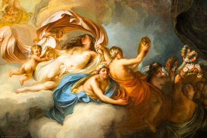 Schloss und Schlossgarten Schwetzingen - Garten - Badhaus - Von innen - Ovalsaal - Deckengemälde - Von unten - Ausschnitt aus dem Deckengemälde "Aurora vertreibt die Nacht"; links und Mitte: Tauschwestern und Putti, rechts: Frau, Mann und Putto mit Blumenkränzen (Maler: Nicolas Guibal (1725-1784); Datierung: 1772; Signaturen: links unten "N. Guibal Lotharingus inv et fecit 1772" und rechts unten "N. Guibal Lotharingus invenit et pinxit 1772"; Öl auf Leinwand, mit vergoldeten Eichenlaubkranz eingefasst; Restaurierungen: 1890, 1949, 2006) (Gesamter Bau: Länge x Breite ca. 18 x 14 Meter, Höhe ca. 10 Meter; Architekt: Nicolas de Pigage (1723-1796); Bauzeit: 1768-1772; Gesamtinstandsetzung innen und außen: 1999-2006) (aufgenommen im Oktober 2025, am frühen Nachmittag) Schloss und Schlossgarten Schwetzingen - Garten - Badhaus - Von innen - Ovalsaal - Deckengemälde - Von unten - Ausschnitt aus dem Deckengemälde "Aurora vertreibt die Nacht"; links und Mitte: Tauschwestern und Putti, rechts: Frau, Mann und Putto mit Blumenkränzen (Maler: Nicolas Guibal (1725-1784); Datierung: 1772; Signaturen: links unten "N. Guibal Lotharingus inv et fecit 1772" und rechts unten "N. Guibal Lotharingus invenit et pinxit 1772"; Öl auf Leinwand, mit vergoldeten Eichenlaubkranz eingefasst; Restaurierungen: 1890, 1949, 2006) (Gesamter Bau: Länge x Breite ca. 18 x 14 Meter, Höhe ca. 10 Meter; Architekt: Nicolas de Pigage (1723-1796); Bauzeit: 1768-1772; Gesamtinstandsetzung innen und außen: 1999-2006) (aufgenommen im Oktober 2025, am frühen Nachmittag)