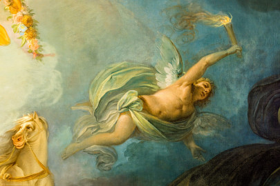 Schloss und Schlossgarten Schwetzingen - Garten - Badhaus - Von innen - Ovalsaal - Deckengemälde - Von unten - Ausschnitt aus dem Deckengemälde "Aurora vertreibt die Nacht"; rechts oberhalb der Bildmitte: der Morgenstern (mit Fackel, Aurora den Weg zeigend) (Maler: Nicolas Guibal (1725-1784); Datierung: 1772; Signaturen: links unten "N. Guibal Lotharingus inv et fecit 1772" und rechts unten "N. Guibal Lotharingus invenit et pinxit 1772"; Öl auf Leinwand, mit vergoldeten Eichenlaubkranz eingefasst; Restaurierungen: 1890, 1949, 2006) (Gesamter Bau: Länge x Breite ca. 18 x 14 Meter, Höhe ca. 10 Meter; Architekt: Nicolas de Pigage (1723-1796); Bauzeit: 1768-1772; Gesamtinstandsetzung innen und außen: 1999-2006) (aufgenommen im Oktober 2025, am Nachmittag) Schloss und Schlossgarten Schwetzingen - Garten - Badhaus - Von innen - Ovalsaal - Deckengemälde - Von unten - Ausschnitt aus dem Deckengemälde "Aurora vertreibt die Nacht"; rechts oberhalb der Bildmitte: der Morgenstern (mit Fackel, Aurora den Weg zeigend) (Maler: Nicolas Guibal (1725-1784); Datierung: 1772; Signaturen: links unten "N. Guibal Lotharingus inv et fecit 1772" und rechts unten "N. Guibal Lotharingus invenit et pinxit 1772"; Öl auf Leinwand, mit vergoldeten Eichenlaubkranz eingefasst; Restaurierungen: 1890, 1949, 2006) (Gesamter Bau: Länge x Breite ca. 18 x 14 Meter, Höhe ca. 10 Meter; Architekt: Nicolas de Pigage (1723-1796); Bauzeit: 1768-1772; Gesamtinstandsetzung innen und außen: 1999-2006) (aufgenommen im Oktober 2025, am Nachmittag)