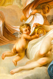 Schloss und Schlossgarten Schwetzingen - Garten - Badhaus - Von innen - Ovalsaal - Deckengemälde - Von unten - Ausschnitt aus dem Deckengemälde "Aurora vertreibt die Nacht": Putto links der Tauschwestern (Maler: Nicolas Guibal (1725-1784); Datierung: 1772; Signaturen: links unten "N. Guibal Lotharingus inv et fecit 1772" und rechts unten "N. Guibal Lotharingus invenit et pinxit 1772"; Öl auf Leinwand, mit vergoldeten Eichenlaubkranz eingefasst; Restaurierungen: 1890, 1949, 2006) (Gesamter Bau: Länge x Breite ca. 18 x 14 Meter, Höhe ca. 10 Meter; Architekt: Nicolas de Pigage (1723-1796); Bauzeit: 1768-1772; Gesamtinstandsetzung innen und außen: 1999-2006) (aufgenommen im Oktober 2025, am Nachmittag) Schloss und Schlossgarten Schwetzingen - Garten - Badhaus - Von innen - Ovalsaal - Deckengemälde - Von unten - Ausschnitt aus dem Deckengemälde "Aurora vertreibt die Nacht": Putto links der Tauschwestern (Maler: Nicolas Guibal (1725-1784); Datierung: 1772; Signaturen: links unten "N. Guibal Lotharingus inv et fecit 1772" und rechts unten "N. Guibal Lotharingus invenit et pinxit 1772"; Öl auf Leinwand, mit vergoldeten Eichenlaubkranz eingefasst; Restaurierungen: 1890, 1949, 2006) (Gesamter Bau: Länge x Breite ca. 18 x 14 Meter, Höhe ca. 10 Meter; Architekt: Nicolas de Pigage (1723-1796); Bauzeit: 1768-1772; Gesamtinstandsetzung innen und außen: 1999-2006) (aufgenommen im Oktober 2025, am Nachmittag)