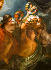 Schloss und Schlossgarten Schwetzingen - Garten - Badhaus - Von innen - Ovalsaal - Deckengemälde - Von unten - Ausschnitt aus dem Deckengemälde "Aurora vertreibt die Nacht"; rechts unterhalb der Bildmitte: Frau, Mann und Putto mit Blumenkränzen (Maler: Nicolas Guibal (1725-1784); Datierung: 1772; Signaturen: links unten "N. Guibal Lotharingus inv et fecit 1772" und rechts unten "N. Guibal Lotharingus invenit et pinxit 1772"; Öl auf Leinwand, mit vergoldeten Eichenlaubkranz eingefasst; Restaurierungen: 1890, 1949, 2006) (Gesamter Bau: Länge x Breite ca. 18 x 14 Meter, Höhe ca. 10 Meter; Architekt: Nicolas de Pigage (1723-1796); Bauzeit: 1768-1772; Gesamtinstandsetzung innen und außen: 1999-2006) (aufgenommen im Oktober 2025, am Nachmittag) Schloss und Schlossgarten Schwetzingen - Garten - Badhaus - Von innen - Ovalsaal - Deckengemälde - Von unten - Ausschnitt aus dem Deckengemälde "Aurora vertreibt die Nacht"; rechts unterhalb der Bildmitte: Frau, Mann und Putto mit Blumenkränzen (Maler: Nicolas Guibal (1725-1784); Datierung: 1772; Signaturen: links unten "N. Guibal Lotharingus inv et fecit 1772" und rechts unten "N. Guibal Lotharingus invenit et pinxit 1772"; Öl auf Leinwand, mit vergoldeten Eichenlaubkranz eingefasst; Restaurierungen: 1890, 1949, 2006) (Gesamter Bau: Länge x Breite ca. 18 x 14 Meter, Höhe ca. 10 Meter; Architekt: Nicolas de Pigage (1723-1796); Bauzeit: 1768-1772; Gesamtinstandsetzung innen und außen: 1999-2006) (aufgenommen im Oktober 2025, am Nachmittag)