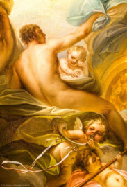 Schloss und Schlossgarten Schwetzingen - Garten - Badhaus - Von innen - Ovalsaal - Deckengemälde - Von unten - Ausschnitt aus dem Deckengemälde "Aurora vertreibt die Nacht"; oben: Uranus, unten: Putti mit Jagdhorn und Lanze (Maler: Nicolas Guibal (1725-1784); Datierung: 1772; Signaturen: links unten "N. Guibal Lotharingus inv et fecit 1772" und rechts unten "N. Guibal Lotharingus invenit et pinxit 1772"; Öl auf Leinwand, mit vergoldeten Eichenlaubkranz eingefasst;  Restaurierungen: 1890, 1949, 2006) (Gesamter Bau: Länge x Breite ca. 18 x 14 Meter, Höhe ca. 10 Meter; Architekt: Nicolas de Pigage (1723-1796); Bauzeit: 1768-1772; Gesamtinstandsetzung innen und außen: 1999-2006) (aufgenommen im Oktober 2025, am späten Nachmittag)