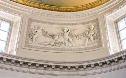 Schloss und Schlossgarten Schwetzingen - Garten - Badhaus - Von innen - Ovalsaal - Puttenfriese - Von Südwest - Nordöstliches Feld im Tambour: acht spielende Putti, verbunden durch eine Blumen- und Fruchtgirlande, ein Putto mit Blumenkorb, eingebettet in ein Feld mit Tropfenstuck, umgeben von einem glatten Rahmen (Stuckateur: Giuseppe Antonio Pozzi (1732–1811)) (Gesamter Bau: Länge x Breite ca. 18 x 14 Meter, Höhe ca. 10 Meter; Architekt: Nicolas de Pigage (1723-1796); Bauzeit: 1768-1772; Gesamtinstandsetzung innen und außen: 1999-2006) (aufgenommen im Oktober 2025, am frühen Nachmittag) Schloss und Schlossgarten Schwetzingen - Garten - Badhaus - Von innen - Ovalsaal - Puttenfriese - Von Südwest - Nordöstliches Feld im Tambour: acht spielende Putti, verbunden durch eine Blumen- und Fruchtgirlande, ein Putto mit Blumenkorb, eingebettet in ein Feld mit Tropfenstuck, umgeben von einem glatten Rahmen (Stuckateur: Giuseppe Antonio Pozzi (1732–1811)) (Gesamter Bau: Länge x Breite ca. 18 x 14 Meter, Höhe ca. 10 Meter; Architekt: Nicolas de Pigage (1723-1796); Bauzeit: 1768-1772; Gesamtinstandsetzung innen und außen: 1999-2006) (aufgenommen im Oktober 2025, am frühen Nachmittag)