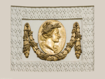 Schloss und Schlossgarten Schwetzingen - Garten - Badhaus - Von innen - Ovalsaal - Vier Jahreszeiten - Von Nordwest - Südöstliches Feld mit einem ovalen, bronzierten Medaillon, umfangen von einer Lorbeergirlande, beide umgeben von Tropfenstuck; dargestellt ist ein Frauenkopf im Profil, durch Attribute als Personifikation der Jahreszeit "Sommer" erkennbar (Bildhauer: Giuseppe Antonio Pozzi (1732–1811) zugeschrieben) (Gesamter Bau: Länge x Breite ca. 18 x 14 Meter, Höhe ca. 10 Meter; Architekt: Nicolas de Pigage (1723-1796); Bauzeit: 1768-1772; Gesamtinstandsetzung innen und außen: 1999-2006) (aufgenommen im Oktober 2025, am Nachmittag) Schloss und Schlossgarten Schwetzingen - Garten - Badhaus - Von innen - Ovalsaal - Vier Jahreszeiten - Von Nordwest - Südöstliches Feld mit einem ovalen, bronzierten Medaillon, umfangen von einer Lorbeergirlande, beide umgeben von Tropfenstuck; dargestellt ist ein Frauenkopf im Profil, durch Attribute als Personifikation der Jahreszeit "Sommer" erkennbar (Bildhauer: Giuseppe Antonio Pozzi (1732–1811) zugeschrieben) (Gesamter Bau: Länge x Breite ca. 18 x 14 Meter, Höhe ca. 10 Meter; Architekt: Nicolas de Pigage (1723-1796); Bauzeit: 1768-1772; Gesamtinstandsetzung innen und außen: 1999-2006) (aufgenommen im Oktober 2025, am Nachmittag)