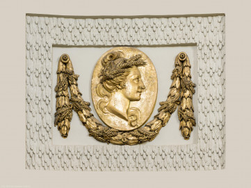 Schloss und Schlossgarten Schwetzingen - Garten - Badhaus - Von innen - Ovalsaal - Vier Jahreszeiten - Von Nordwest - Südöstliches Feld mit einem ovalen, bronzierten Medaillon, umfangen von einer Lorbeergirlande, beide umgeben von Tropfenstuck; dargestellt ist ein Frauenkopf im Profil, durch Attribute als Personifikation der Jahreszeit "Sommer" erkennbar (Bildhauer: Giuseppe Antonio Pozzi (1732–1811) zugeschrieben) (Gesamter Bau: Länge x Breite ca. 18 x 14 Meter, Höhe ca. 10 Meter; Architekt: Nicolas de Pigage (1723-1796); Bauzeit: 1768-1772; Gesamtinstandsetzung innen und außen: 1999-2006) (aufgenommen im Oktober 2025, am Nachmittag) Schloss und Schlossgarten Schwetzingen - Garten - Badhaus - Von innen - Ovalsaal - Vier Jahreszeiten - Von Nordwest - Südöstliches Feld mit einem ovalen, bronzierten Medaillon, umfangen von einer Lorbeergirlande, beide umgeben von Tropfenstuck; dargestellt ist ein Frauenkopf im Profil, durch Attribute als Personifikation der Jahreszeit "Sommer" erkennbar (Bildhauer: Giuseppe Antonio Pozzi (1732–1811) zugeschrieben) (Gesamter Bau: Länge x Breite ca. 18 x 14 Meter, Höhe ca. 10 Meter; Architekt: Nicolas de Pigage (1723-1796); Bauzeit: 1768-1772; Gesamtinstandsetzung innen und außen: 1999-2006) (aufgenommen im Oktober 2025, am Nachmittag)