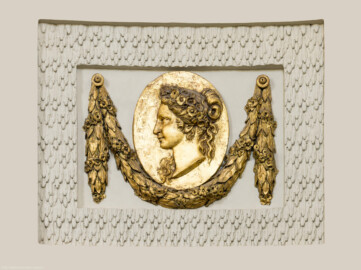 Schloss und Schlossgarten Schwetzingen - Garten - Badhaus - Von innen - Ovalsaal - Vier Jahreszeiten - Von Nordost - Südwestliches Feld mit einem ovalen, bronzierten Medaillon, umfangen von einer Lorbeergirlande, beide umgeben von Tropfenstuck; dargestellt ist ein Frauenkopf im Profil, durch Attribute als Personifikation der Jahreszeit "Frühling" erkennbar (Bildhauer: Giuseppe Antonio Pozzi (1732–1811) zugeschrieben) (Gesamter Bau: Länge x Breite ca. 18 x 14 Meter, Höhe ca. 10 Meter; Architekt: Nicolas de Pigage (1723-1796); Bauzeit: 1768-1772; Gesamtinstandsetzung innen und außen: 1999-2006) (aufgenommen im Oktober 2025, am Nachmittag) Schloss und Schlossgarten Schwetzingen - Garten - Badhaus - Von innen - Ovalsaal - Vier Jahreszeiten - Von Nordost - Südwestliches Feld mit einem ovalen, bronzierten Medaillon, umfangen von einer Lorbeergirlande, beide umgeben von Tropfenstuck; dargestellt ist ein Frauenkopf im Profil, durch Attribute als Personifikation der Jahreszeit "Frühling" erkennbar (Bildhauer: Giuseppe Antonio Pozzi (1732–1811) zugeschrieben) (Gesamter Bau: Länge x Breite ca. 18 x 14 Meter, Höhe ca. 10 Meter; Architekt: Nicolas de Pigage (1723-1796); Bauzeit: 1768-1772; Gesamtinstandsetzung innen und außen: 1999-2006) (aufgenommen im Oktober 2025, am Nachmittag)