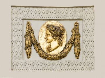 Schloss und Schlossgarten Schwetzingen - Garten - Badhaus - Von innen - Ovalsaal - Vier Jahreszeiten - Von Nordost - Südwestliches Feld mit einem ovalen, bronzierten Medaillon, umfangen von einer Lorbeergirlande, beide umgeben von Tropfenstuck; dargestellt ist ein Frauenkopf im Profil, durch Attribute als Personifikation der Jahreszeit "Frühling" erkennbar (Bildhauer: Giuseppe Antonio Pozzi (1732–1811) zugeschrieben) (Gesamter Bau: Länge x Breite ca. 18 x 14 Meter, Höhe ca. 10 Meter; Architekt: Nicolas de Pigage (1723-1796); Bauzeit: 1768-1772; Gesamtinstandsetzung innen und außen: 1999-2006) (aufgenommen im Oktober 2025, am Nachmittag) Schloss und Schlossgarten Schwetzingen - Garten - Badhaus - Von innen - Ovalsaal - Vier Jahreszeiten - Von Nordost - Südwestliches Feld mit einem ovalen, bronzierten Medaillon, umfangen von einer Lorbeergirlande, beide umgeben von Tropfenstuck; dargestellt ist ein Frauenkopf im Profil, durch Attribute als Personifikation der Jahreszeit "Frühling" erkennbar (Bildhauer: Giuseppe Antonio Pozzi (1732–1811) zugeschrieben) (Gesamter Bau: Länge x Breite ca. 18 x 14 Meter, Höhe ca. 10 Meter; Architekt: Nicolas de Pigage (1723-1796); Bauzeit: 1768-1772; Gesamtinstandsetzung innen und außen: 1999-2006) (aufgenommen im Oktober 2025, am Nachmittag)