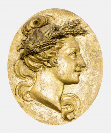 Schloss und Schlossgarten Schwetzingen - Garten - Badhaus - Von innen - Ovalsaal - Vier Jahreszeiten - Von Nordwest - Frauenkopf im Profil, durch Attribute als Personifikation der Jahreszeit "Sommer" erkennbar; Ausschnitt aus dem südöstliches Feld mit einem ovalen, bronzierten Medaillon, umfangen von einer Lorbeergirlande, beide umgeben von Tropfenstuck (Bildhauer: Giuseppe Antonio Pozzi (1732–1811) zugeschrieben) (Gesamter Bau: Länge x Breite ca. 18 x 14 Meter, Höhe ca. 10 Meter; Architekt: Nicolas de Pigage (1723-1796); Bauzeit: 1768-1772; Gesamtinstandsetzung innen und außen: 1999-2006) (aufgenommen im Oktober 2025, am Nachmittag) Schloss und Schlossgarten Schwetzingen - Garten - Badhaus - Von innen - Ovalsaal - Vier Jahreszeiten - Von Nordwest - Frauenkopf im Profil, durch Attribute als Personifikation der Jahreszeit "Sommer" erkennbar; Ausschnitt aus dem südöstliches Feld mit einem ovalen, bronzierten Medaillon, umfangen von einer Lorbeergirlande, beide umgeben von Tropfenstuck (Bildhauer: Giuseppe Antonio Pozzi (1732–1811) zugeschrieben) (Gesamter Bau: Länge x Breite ca. 18 x 14 Meter, Höhe ca. 10 Meter; Architekt: Nicolas de Pigage (1723-1796); Bauzeit: 1768-1772; Gesamtinstandsetzung innen und außen: 1999-2006) (aufgenommen im Oktober 2025, am Nachmittag)