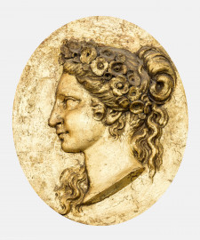 Schloss und Schlossgarten Schwetzingen - Garten - Badhaus - Von innen - Ovalsaal - Vier Jahreszeiten - Von Nordost - Frauenkopf im Profil, durch Attribute als Personifikation der Jahreszeit "Frühling" erkennbar; Ausschnitt aus dem südwestliches Feld mit einem ovalen, bronzierten Medaillon, umfangen von einer Lorbeergirlande, beide umgeben von Tropfenstuck (Bildhauer: Giuseppe Antonio Pozzi (1732–1811) zugeschrieben) (Gesamter Bau: Länge x Breite ca. 18 x 14 Meter, Höhe ca. 10 Meter; Architekt: Nicolas de Pigage (1723-1796); Bauzeit: 1768-1772; Gesamtinstandsetzung innen und außen: 1999-2006) (aufgenommen im Oktober 2025, am Nachmittag) Schloss und Schlossgarten Schwetzingen - Garten - Badhaus - Von innen - Ovalsaal - Vier Jahreszeiten - Von Nordost - Frauenkopf im Profil, durch Attribute als Personifikation der Jahreszeit "Frühling" erkennbar; Ausschnitt aus dem südwestliches Feld mit einem ovalen, bronzierten Medaillon, umfangen von einer Lorbeergirlande, beide umgeben von Tropfenstuck (Bildhauer: Giuseppe Antonio Pozzi (1732–1811) zugeschrieben) (Gesamter Bau: Länge x Breite ca. 18 x 14 Meter, Höhe ca. 10 Meter; Architekt: Nicolas de Pigage (1723-1796); Bauzeit: 1768-1772; Gesamtinstandsetzung innen und außen: 1999-2006) (aufgenommen im Oktober 2025, am Nachmittag)