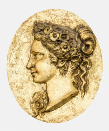 Schloss und Schlossgarten Schwetzingen - Garten - Badhaus - Von innen - Ovalsaal - Vier Jahreszeiten - Von Nordost - Frauenkopf im Profil, durch Attribute als Personifikation der Jahreszeit "Frühling" erkennbar; Ausschnitt aus dem südwestliches Feld mit einem ovalen, bronzierten Medaillon, umfangen von einer Lorbeergirlande, beide umgeben von Tropfenstuck (Bildhauer: Giuseppe Antonio Pozzi (1732–1811) zugeschrieben) (Gesamter Bau: Länge x Breite ca. 18 x 14 Meter, Höhe ca. 10 Meter; Architekt: Nicolas de Pigage (1723-1796); Bauzeit: 1768-1772; Gesamtinstandsetzung innen und außen: 1999-2006) (aufgenommen im Oktober 2025, am Nachmittag) Schloss und Schlossgarten Schwetzingen - Garten - Badhaus - Von innen - Ovalsaal - Vier Jahreszeiten - Von Nordost - Frauenkopf im Profil, durch Attribute als Personifikation der Jahreszeit "Frühling" erkennbar; Ausschnitt aus dem südwestliches Feld mit einem ovalen, bronzierten Medaillon, umfangen von einer Lorbeergirlande, beide umgeben von Tropfenstuck (Bildhauer: Giuseppe Antonio Pozzi (1732–1811) zugeschrieben) (Gesamter Bau: Länge x Breite ca. 18 x 14 Meter, Höhe ca. 10 Meter; Architekt: Nicolas de Pigage (1723-1796); Bauzeit: 1768-1772; Gesamtinstandsetzung innen und außen: 1999-2006) (aufgenommen im Oktober 2025, am Nachmittag)