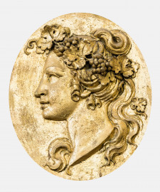 Schloss und Schlossgarten Schwetzingen - Garten - Badhaus - Von innen - Ovalsaal - Vier Jahreszeiten - Von Südwest - Frauenkopf im Profil, durch Attribute als Personifikation der Jahreszeit "Herbst" erkennbar; Ausschnitt aus dem nordöstliches Feld mit einem ovalen, bronzierten Medaillon, umfangen von einer Lorbeergirlande, beide umgeben von Tropfenstuck (Bildhauer: Giuseppe Antonio Pozzi (1732–1811) zugeschrieben) (Gesamter Bau: Länge x Breite ca. 18 x 14 Meter, Höhe ca. 10 Meter; Architekt: Nicolas de Pigage (1723-1796); Bauzeit: 1768-1772; Gesamtinstandsetzung innen und außen: 1999-2006) (aufgenommen im Oktober 2025, am Nachmittag) Schloss und Schlossgarten Schwetzingen - Garten - Badhaus - Von innen - Ovalsaal - Vier Jahreszeiten - Von Südwest - Frauenkopf im Profil, durch Attribute als Personifikation der Jahreszeit "Herbst" erkennbar; Ausschnitt aus dem nordöstliches Feld mit einem ovalen, bronzierten Medaillon, umfangen von einer Lorbeergirlande, beide umgeben von Tropfenstuck (Bildhauer: Giuseppe Antonio Pozzi (1732–1811) zugeschrieben) (Gesamter Bau: Länge x Breite ca. 18 x 14 Meter, Höhe ca. 10 Meter; Architekt: Nicolas de Pigage (1723-1796); Bauzeit: 1768-1772; Gesamtinstandsetzung innen und außen: 1999-2006) (aufgenommen im Oktober 2025, am Nachmittag)