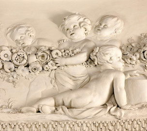 Schloss und Schlossgarten Schwetzingen - Garten - Badhaus - Von innen - Ovalsaal - Puttenfriese - Von Nordost - Ausschnitt aus dem südwestliches Feld im Tambour: spielende Putti, verbunden durch eine Blumen- und Fruchtgirlande (Stuckateur: Giuseppe Antonio Pozzi (1732–1811)) (Gesamter Bau: Länge x Breite ca. 18 x 14 Meter, Höhe ca. 10 Meter; Architekt: Nicolas de Pigage (1723-1796); Bauzeit: 1768-1772; Gesamtinstandsetzung innen und außen: 1999-2006) (aufgenommen im Oktober 2025, am frühen Nachmittag) Schloss und Schlossgarten Schwetzingen - Garten - Badhaus - Von innen - Ovalsaal - Puttenfriese - Von Nordost - Ausschnitt aus dem südwestliches Feld im Tambour: spielende Putti, verbunden durch eine Blumen- und Fruchtgirlande (Stuckateur: Giuseppe Antonio Pozzi (1732–1811)) (Gesamter Bau: Länge x Breite ca. 18 x 14 Meter, Höhe ca. 10 Meter; Architekt: Nicolas de Pigage (1723-1796); Bauzeit: 1768-1772; Gesamtinstandsetzung innen und außen: 1999-2006) (aufgenommen im Oktober 2025, am frühen Nachmittag)