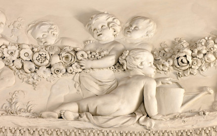 Schloss und Schlossgarten Schwetzingen - Garten - Badhaus - Von innen - Ovalsaal - Puttenfriese - Von Nordost - Ausschnitt aus dem südwestliches Feld im Tambour: spielende Putti, verbunden durch eine Blumen- und Fruchtgirlande (Stuckateur: Giuseppe Antonio Pozzi (1732–1811)) (Gesamter Bau: Länge x Breite ca. 18 x 14 Meter, Höhe ca. 10 Meter; Architekt: Nicolas de Pigage (1723-1796); Bauzeit: 1768-1772; Gesamtinstandsetzung innen und außen: 1999-2006) (aufgenommen im Oktober 2025, am frühen Nachmittag) Schloss und Schlossgarten Schwetzingen - Garten - Badhaus - Von innen - Ovalsaal - Puttenfriese - Von Nordost - Ausschnitt aus dem südwestliches Feld im Tambour: spielende Putti, verbunden durch eine Blumen- und Fruchtgirlande (Stuckateur: Giuseppe Antonio Pozzi (1732–1811)) (Gesamter Bau: Länge x Breite ca. 18 x 14 Meter, Höhe ca. 10 Meter; Architekt: Nicolas de Pigage (1723-1796); Bauzeit: 1768-1772; Gesamtinstandsetzung innen und außen: 1999-2006) (aufgenommen im Oktober 2025, am frühen Nachmittag)