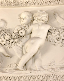 Schloss und Schlossgarten Schwetzingen - Garten - Badhaus - Von innen - Ovalsaal - Puttenfriese - Von Nordwest - Ausschnitt aus dem südöstliches Feld im Tambour: spielende Putti, verbunden durch eine Blumen- und Fruchtgirlande (Stuckateur: Giuseppe Antonio Pozzi (1732–1811)) (Gesamter Bau: Länge x Breite ca. 18 x 14 Meter, Höhe ca. 10 Meter; Architekt: Nicolas de Pigage (1723-1796); Bauzeit: 1768-1772; Gesamtinstandsetzung innen und außen: 1999-2006) (aufgenommen im Oktober 2025, am frühen Nachmittag) Schloss und Schlossgarten Schwetzingen - Garten - Badhaus - Von innen - Ovalsaal - Puttenfriese - Von Nordwest - Ausschnitt aus dem südöstliches Feld im Tambour: spielende Putti, verbunden durch eine Blumen- und Fruchtgirlande (Stuckateur: Giuseppe Antonio Pozzi (1732–1811)) (Gesamter Bau: Länge x Breite ca. 18 x 14 Meter, Höhe ca. 10 Meter; Architekt: Nicolas de Pigage (1723-1796); Bauzeit: 1768-1772; Gesamtinstandsetzung innen und außen: 1999-2006) (aufgenommen im Oktober 2025, am frühen Nachmittag)