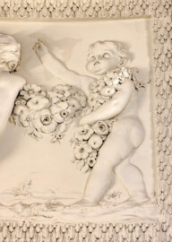 Schloss und Schlossgarten Schwetzingen - Garten - Badhaus - Von innen - Ovalsaal - Puttenfriese - Von Nordwest - Ausschnitt aus dem südöstliches Feld im Tambour: spielende Putti, verbunden durch eine Blumen- und Fruchtgirlande (Stuckateur: Giuseppe Antonio Pozzi (1732–1811)) (Gesamter Bau: Länge x Breite ca. 18 x 14 Meter, Höhe ca. 10 Meter; Architekt: Nicolas de Pigage (1723-1796); Bauzeit: 1768-1772; Gesamtinstandsetzung innen und außen: 1999-2006) (aufgenommen im Oktober 2025, am frühen Nachmittag)
