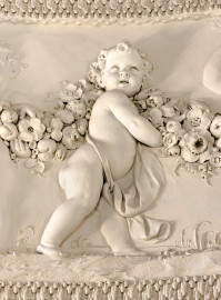 Schloss und Schlossgarten Schwetzingen - Garten - Badhaus - Von innen - Ovalsaal - Puttenfriese - Von Südost - Ausschnitt aus dem nordwestliches Feld im Tambour: spielende Putti, verbunden durch eine Blumen- und Fruchtgirlande (Stuckateur: Giuseppe Antonio Pozzi (1732–1811)) (Gesamter Bau: Länge x Breite ca. 18 x 14 Meter, Höhe ca. 10 Meter; Architekt: Nicolas de Pigage (1723-1796); Bauzeit: 1768-1772; Gesamtinstandsetzung innen und außen: 1999-2006) (aufgenommen im Oktober 2025, am frühen Nachmittag) Schloss und Schlossgarten Schwetzingen - Garten - Badhaus - Von innen - Ovalsaal - Puttenfriese - Von Südost - Ausschnitt aus dem nordwestliches Feld im Tambour: spielende Putti, verbunden durch eine Blumen- und Fruchtgirlande (Stuckateur: Giuseppe Antonio Pozzi (1732–1811)) (Gesamter Bau: Länge x Breite ca. 18 x 14 Meter, Höhe ca. 10 Meter; Architekt: Nicolas de Pigage (1723-1796); Bauzeit: 1768-1772; Gesamtinstandsetzung innen und außen: 1999-2006) (aufgenommen im Oktober 2025, am frühen Nachmittag)