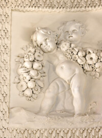 Schloss und Schlossgarten Schwetzingen - Garten - Badhaus - Von innen - Ovalsaal - Puttenfriese - Von Südost - Ausschnitt aus dem nordwestliches Feld im Tambour: spielende Putti, verbunden durch eine Blumen- und Fruchtgirlande (Stuckateur: Giuseppe Antonio Pozzi (1732–1811)) (Gesamter Bau: Länge x Breite ca. 18 x 14 Meter, Höhe ca. 10 Meter; Architekt: Nicolas de Pigage (1723-1796); Bauzeit: 1768-1772; Gesamtinstandsetzung innen und außen: 1999-2006) (aufgenommen im Oktober 2025, am frühen Nachmittag) Schloss und Schlossgarten Schwetzingen - Garten - Badhaus - Von innen - Ovalsaal - Puttenfriese - Von Südost - Ausschnitt aus dem nordwestliches Feld im Tambour: spielende Putti, verbunden durch eine Blumen- und Fruchtgirlande (Stuckateur: Giuseppe Antonio Pozzi (1732–1811)) (Gesamter Bau: Länge x Breite ca. 18 x 14 Meter, Höhe ca. 10 Meter; Architekt: Nicolas de Pigage (1723-1796); Bauzeit: 1768-1772; Gesamtinstandsetzung innen und außen: 1999-2006) (aufgenommen im Oktober 2025, am frühen Nachmittag)