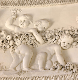 Schloss und Schlossgarten Schwetzingen - Garten - Badhaus - Von innen - Ovalsaal - Puttenfriese - Von Südost - Ausschnitt aus dem nordwestliches Feld im Tambour: spielende Putti, verbunden durch eine Blumen- und Fruchtgirlande (Stuckateur: Giuseppe Antonio Pozzi (1732–1811)) (Gesamter Bau: Länge x Breite ca. 18 x 14 Meter, Höhe ca. 10 Meter; Architekt: Nicolas de Pigage (1723-1796); Bauzeit: 1768-1772; Gesamtinstandsetzung innen und außen: 1999-2006) (aufgenommen im Oktober 2025, am frühen Nachmittag) Schloss und Schlossgarten Schwetzingen - Garten - Badhaus - Von innen - Ovalsaal - Puttenfriese - Von Südost - Ausschnitt aus dem nordwestliches Feld im Tambour: spielende Putti, verbunden durch eine Blumen- und Fruchtgirlande (Stuckateur: Giuseppe Antonio Pozzi (1732–1811)) (Gesamter Bau: Länge x Breite ca. 18 x 14 Meter, Höhe ca. 10 Meter; Architekt: Nicolas de Pigage (1723-1796); Bauzeit: 1768-1772; Gesamtinstandsetzung innen und außen: 1999-2006) (aufgenommen im Oktober 2025, am frühen Nachmittag)