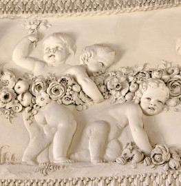 Schloss und Schlossgarten Schwetzingen - Garten - Badhaus - Von innen - Ovalsaal - Puttenfriese - Von Südost - Ausschnitt aus dem nordwestliches Feld im Tambour: spielende Putti, verbunden durch eine Blumen- und Fruchtgirlande (Stuckateur: Giuseppe Antonio Pozzi (1732–1811)) (Gesamter Bau: Länge x Breite ca. 18 x 14 Meter, Höhe ca. 10 Meter; Architekt: Nicolas de Pigage (1723-1796); Bauzeit: 1768-1772; Gesamtinstandsetzung innen und außen: 1999-2006) (aufgenommen im Oktober 2025, am frühen Nachmittag) Schloss und Schlossgarten Schwetzingen - Garten - Badhaus - Von innen - Ovalsaal - Puttenfriese - Von Südost - Ausschnitt aus dem nordwestliches Feld im Tambour: spielende Putti, verbunden durch eine Blumen- und Fruchtgirlande (Stuckateur: Giuseppe Antonio Pozzi (1732–1811)) (Gesamter Bau: Länge x Breite ca. 18 x 14 Meter, Höhe ca. 10 Meter; Architekt: Nicolas de Pigage (1723-1796); Bauzeit: 1768-1772; Gesamtinstandsetzung innen und außen: 1999-2006) (aufgenommen im Oktober 2025, am frühen Nachmittag)