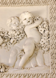 Schloss und Schlossgarten Schwetzingen - Garten - Badhaus - Von innen - Ovalsaal - Puttenfriese - Von Südost - Ausschnitt aus dem nordwestliches Feld im Tambour: spielende Putti, verbunden durch eine Blumen- und Fruchtgirlande (Stuckateur: Giuseppe Antonio Pozzi (1732–1811)) (Gesamter Bau: Länge x Breite ca. 18 x 14 Meter, Höhe ca. 10 Meter; Architekt: Nicolas de Pigage (1723-1796); Bauzeit: 1768-1772; Gesamtinstandsetzung innen und außen: 1999-2006) (aufgenommen im Oktober 2025, am frühen Nachmittag) Schloss und Schlossgarten Schwetzingen - Garten - Badhaus - Von innen - Ovalsaal - Puttenfriese - Von Südost - Ausschnitt aus dem nordwestliches Feld im Tambour: spielende Putti, verbunden durch eine Blumen- und Fruchtgirlande (Stuckateur: Giuseppe Antonio Pozzi (1732–1811)) (Gesamter Bau: Länge x Breite ca. 18 x 14 Meter, Höhe ca. 10 Meter; Architekt: Nicolas de Pigage (1723-1796); Bauzeit: 1768-1772; Gesamtinstandsetzung innen und außen: 1999-2006) (aufgenommen im Oktober 2025, am frühen Nachmittag)