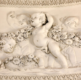 Schloss und Schlossgarten Schwetzingen - Garten - Badhaus - Von innen - Ovalsaal - Puttenfriese - Von Südwest - Ausschnitt aus dem nordöstliches Feld im Tambour: spielende Putti, verbunden durch eine Blumen- und Fruchtgirlande (Stuckateur: Giuseppe Antonio Pozzi (1732–1811)) (Gesamter Bau: Länge x Breite ca. 18 x 14 Meter, Höhe ca. 10 Meter; Architekt: Nicolas de Pigage (1723-1796); Bauzeit: 1768-1772; Gesamtinstandsetzung innen und außen: 1999-2006) (aufgenommen im Oktober 2025, am frühen Nachmittag)