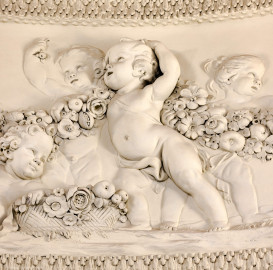 Schloss und Schlossgarten Schwetzingen - Garten - Badhaus - Von innen - Ovalsaal - Puttenfriese - Von Südwest - Ausschnitt aus dem nordöstliches Feld im Tambour: spielende Putti, verbunden durch eine Blumen- und Fruchtgirlande (Stuckateur: Giuseppe Antonio Pozzi (1732–1811)) (Gesamter Bau: Länge x Breite ca. 18 x 14 Meter, Höhe ca. 10 Meter; Architekt: Nicolas de Pigage (1723-1796); Bauzeit: 1768-1772; Gesamtinstandsetzung innen und außen: 1999-2006) (aufgenommen im Oktober 2025, am frühen Nachmittag) Schloss und Schlossgarten Schwetzingen - Garten - Badhaus - Von innen - Ovalsaal - Puttenfriese - Von Südwest - Ausschnitt aus dem nordöstliches Feld im Tambour: spielende Putti, verbunden durch eine Blumen- und Fruchtgirlande (Stuckateur: Giuseppe Antonio Pozzi (1732–1811)) (Gesamter Bau: Länge x Breite ca. 18 x 14 Meter, Höhe ca. 10 Meter; Architekt: Nicolas de Pigage (1723-1796); Bauzeit: 1768-1772; Gesamtinstandsetzung innen und außen: 1999-2006) (aufgenommen im Oktober 2025, am frühen Nachmittag)