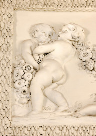 Schloss und Schlossgarten Schwetzingen - Garten - Badhaus - Von innen - Ovalsaal - Puttenfriese - Von Südwest - Ausschnitt aus dem nordöstliches Feld im Tambour: spielende Putti, verbunden durch eine Blumen- und Fruchtgirlande (Stuckateur: Giuseppe Antonio Pozzi (1732–1811)) (Gesamter Bau: Länge x Breite ca. 18 x 14 Meter, Höhe ca. 10 Meter; Architekt: Nicolas de Pigage (1723-1796); Bauzeit: 1768-1772; Gesamtinstandsetzung innen und außen: 1999-2006) (aufgenommen im Oktober 2025, am frühen Nachmittag) Schloss und Schlossgarten Schwetzingen - Garten - Badhaus - Von innen - Ovalsaal - Puttenfriese - Von Südwest - Ausschnitt aus dem nordöstliches Feld im Tambour: spielende Putti, verbunden durch eine Blumen- und Fruchtgirlande (Stuckateur: Giuseppe Antonio Pozzi (1732–1811)) (Gesamter Bau: Länge x Breite ca. 18 x 14 Meter, Höhe ca. 10 Meter; Architekt: Nicolas de Pigage (1723-1796); Bauzeit: 1768-1772; Gesamtinstandsetzung innen und außen: 1999-2006) (aufgenommen im Oktober 2025, am frühen Nachmittag)