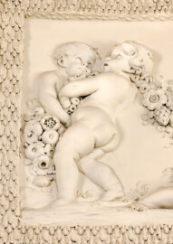 Schloss und Schlossgarten Schwetzingen - Garten - Badhaus - Von innen - Ovalsaal - Puttenfriese - Von Südwest - Ausschnitt aus dem nordöstliches Feld im Tambour: spielende Putti, verbunden durch eine Blumen- und Fruchtgirlande (Stuckateur: Giuseppe Antonio Pozzi (1732–1811)) (Gesamter Bau: Länge x Breite ca. 18 x 14 Meter, Höhe ca. 10 Meter; Architekt: Nicolas de Pigage (1723-1796); Bauzeit: 1768-1772; Gesamtinstandsetzung innen und außen: 1999-2006) (aufgenommen im Oktober 2025, am frühen Nachmittag) Schloss und Schlossgarten Schwetzingen - Garten - Badhaus - Von innen - Ovalsaal - Puttenfriese - Von Südwest - Ausschnitt aus dem nordöstliches Feld im Tambour: spielende Putti, verbunden durch eine Blumen- und Fruchtgirlande (Stuckateur: Giuseppe Antonio Pozzi (1732–1811)) (Gesamter Bau: Länge x Breite ca. 18 x 14 Meter, Höhe ca. 10 Meter; Architekt: Nicolas de Pigage (1723-1796); Bauzeit: 1768-1772; Gesamtinstandsetzung innen und außen: 1999-2006) (aufgenommen im Oktober 2025, am frühen Nachmittag)