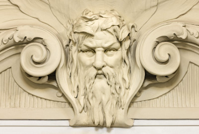 Schloss und Schlossgarten Schwetzingen - Garten - Badhaus - Von innen - Ovalsaal - Südliche Eingangstür - Von Norden - Blick von der Mitte des Ovalsaals nach Süden auf den Neptunskopf in der Rundbogennische der südlichen Tür; Neptunskopf bärtig, mit Schilf im Haar; beiderseits des Kopfes Voluten (Stuckateur: Giuseppe Antonio Pozzi (1732–1811) zugeschrieben) (Gesamter Bau: Länge x Breite ca. 18 x 14 Meter, Höhe ca. 10 Meter; Architekt: Nicolas de Pigage (1723-1796); Bauzeit: 1768-1772; Gesamtinstandsetzung innen und außen: 1999-2006) (aufgenommen im Oktober 2025, am Nachmittag) Schloss und Schlossgarten Schwetzingen - Garten - Badhaus - Von innen - Ovalsaal - Südliche Eingangstür - Von Norden - Blick von der Mitte des Ovalsaals nach Süden auf den Neptunskopf in der Rundbogennische der südlichen Tür; Neptunskopf bärtig, mit Schilf im Haar; beiderseits des Kopfes Voluten (Stuckateur: Giuseppe Antonio Pozzi (1732–1811) zugeschrieben) (Gesamter Bau: Länge x Breite ca. 18 x 14 Meter, Höhe ca. 10 Meter; Architekt: Nicolas de Pigage (1723-1796); Bauzeit: 1768-1772; Gesamtinstandsetzung innen und außen: 1999-2006) (aufgenommen im Oktober 2025, am Nachmittag)