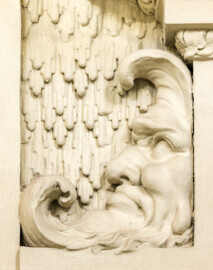 Schloss und Schlossgarten Schwetzingen - Garten - Badhaus - Von innen - Ovalsaal - Östlicher Durchgang - Von Westen - Blick auf eine bärtige Maske in Form eines Halbmonds auf der linken (nördlichen) Seite der Verdachung des Durchgangs in das östliche Vorzimmer (Stuckateur: Giuseppe Antonio Pozzi (1732–1811) zugeschrieben) (Gesamter Bau: Länge x Breite ca. 18 x 14 Meter, Höhe ca. 10 Meter; Architekt: Nicolas de Pigage (1723-1796); Bauzeit: 1768-1772; Gesamtinstandsetzung innen und außen: 1999-2006) (aufgenommen im Oktober 2025, am Nachmittag) Schloss und Schlossgarten Schwetzingen - Garten - Badhaus - Von innen - Ovalsaal - Östlicher Durchgang - Von Westen - Blick auf eine bärtige Maske in Form eines Halbmonds auf der linken (nördlichen) Seite der Verdachung des Durchgangs in das östliche Vorzimmer (Stuckateur: Giuseppe Antonio Pozzi (1732–1811) zugeschrieben) (Gesamter Bau: Länge x Breite ca. 18 x 14 Meter, Höhe ca. 10 Meter; Architekt: Nicolas de Pigage (1723-1796); Bauzeit: 1768-1772; Gesamtinstandsetzung innen und außen: 1999-2006) (aufgenommen im Oktober 2025, am Nachmittag)