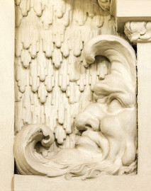 Schloss und Schlossgarten Schwetzingen - Garten - Badhaus - Von innen - Ovalsaal - Östlicher Durchgang - Von Westen - Blick auf eine bärtige Maske in Form eines Halbmonds auf der linken (nördlichen) Seite der Verdachung des Durchgangs in das östliche Vorzimmer (Stuckateur: Giuseppe Antonio Pozzi (1732–1811) zugeschrieben) (Gesamter Bau: Länge x Breite ca. 18 x 14 Meter, Höhe ca. 10 Meter; Architekt: Nicolas de Pigage (1723-1796); Bauzeit: 1768-1772; Gesamtinstandsetzung innen und außen: 1999-2006) (aufgenommen im Oktober 2025, am Nachmittag) Schloss und Schlossgarten Schwetzingen - Garten - Badhaus - Von innen - Ovalsaal - Östlicher Durchgang - Von Westen - Blick auf eine bärtige Maske in Form eines Halbmonds auf der linken (nördlichen) Seite der Verdachung des Durchgangs in das östliche Vorzimmer (Stuckateur: Giuseppe Antonio Pozzi (1732–1811) zugeschrieben) (Gesamter Bau: Länge x Breite ca. 18 x 14 Meter, Höhe ca. 10 Meter; Architekt: Nicolas de Pigage (1723-1796); Bauzeit: 1768-1772; Gesamtinstandsetzung innen und außen: 1999-2006) (aufgenommen im Oktober 2025, am Nachmittag)