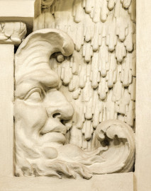 Schloss und Schlossgarten Schwetzingen - Garten - Badhaus - Von innen - Ovalsaal - Östlicher Durchgang - Von Westen - Blick auf eine bärtige Maske in Form eines Halbmonds auf der rechten (südlichen) Seite der Verdachung des Durchgangs in das östliche Vorzimmer (Stuckateur: Giuseppe Antonio Pozzi (1732–1811) zugeschrieben) (Gesamter Bau: Länge x Breite ca. 18 x 14 Meter, Höhe ca. 10 Meter; Architekt: Nicolas de Pigage (1723-1796); Bauzeit: 1768-1772; Gesamtinstandsetzung innen und außen: 1999-2006) (aufgenommen im Oktober 2025, am Nachmittag) Schloss und Schlossgarten Schwetzingen - Garten - Badhaus - Von innen - Ovalsaal - Östlicher Durchgang - Von Westen - Blick auf eine bärtige Maske in Form eines Halbmonds auf der rechten (südlichen) Seite der Verdachung des Durchgangs in das östliche Vorzimmer (Stuckateur: Giuseppe Antonio Pozzi (1732–1811) zugeschrieben) (Gesamter Bau: Länge x Breite ca. 18 x 14 Meter, Höhe ca. 10 Meter; Architekt: Nicolas de Pigage (1723-1796); Bauzeit: 1768-1772; Gesamtinstandsetzung innen und außen: 1999-2006) (aufgenommen im Oktober 2025, am Nachmittag)