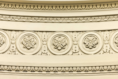 Schloss und Schlossgarten Schwetzingen - Garten - Badhaus - Von innen - Ovalsaal - Östlicher Durchgang - Von Westen - Details der Verdachung des Durchgangs in das östliche Vorzimmer, mit Perlstab, Eierstab, Akanthusblättern und Scheiben mit Rosetten (Stuckateur: Giuseppe Antonio Pozzi (1732–1811) zugeschrieben) (Gesamter Bau: Länge x Breite ca. 18 x 14 Meter, Höhe ca. 10 Meter; Architekt: Nicolas de Pigage (1723-1796); Bauzeit: 1768-1772; Gesamtinstandsetzung innen und außen: 1999-2006) (aufgenommen im Oktober 2025, am Nachmittag) Schloss und Schlossgarten Schwetzingen - Garten - Badhaus - Von innen - Ovalsaal - Östlicher Durchgang - Von Westen - Details der Verdachung des Durchgangs in das östliche Vorzimmer, mit Perlstab, Eierstab, Akanthusblättern und Scheiben mit Rosetten (Stuckateur: Giuseppe Antonio Pozzi (1732–1811) zugeschrieben) (Gesamter Bau: Länge x Breite ca. 18 x 14 Meter, Höhe ca. 10 Meter; Architekt: Nicolas de Pigage (1723-1796); Bauzeit: 1768-1772; Gesamtinstandsetzung innen und außen: 1999-2006) (aufgenommen im Oktober 2025, am Nachmittag)